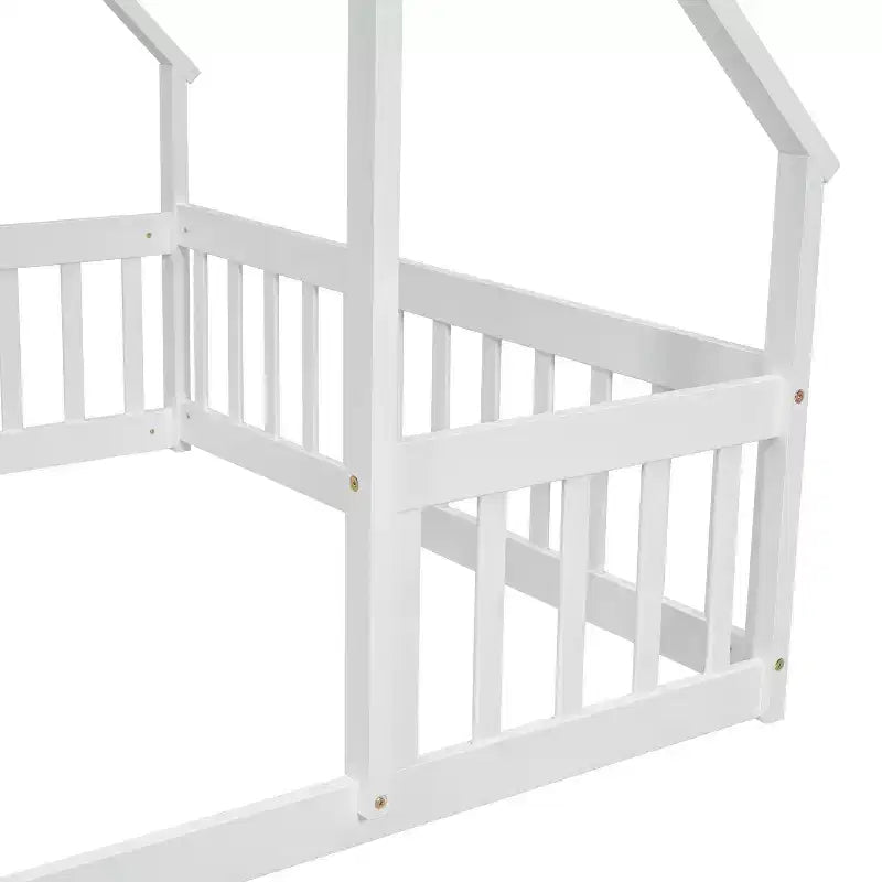Lit au sol en forme de maison en bois massif avec clôture et barrières de sécurité, blanc
