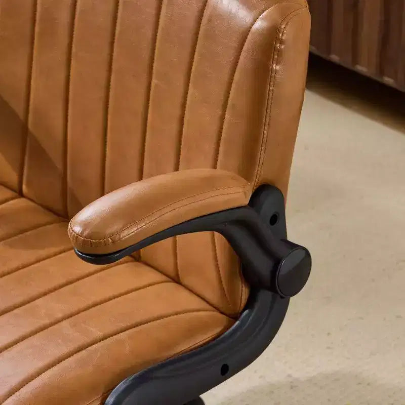 Fauteuil pivotant en cuir huilé avec accoudoirs relevables