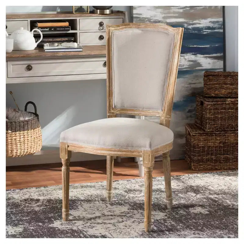 Chaise de style cottage français en chêne vieilli et lin beige